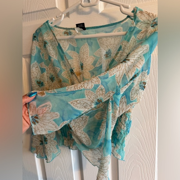 Beautiful Lightweight Cropped Blouse - Picture 2 of 6